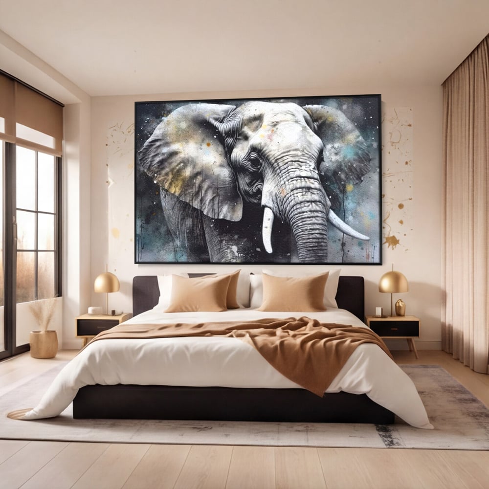 Tablou canvas cu tablou canvas cu cap de elefant, in rama de aluminiu negru, pe perete intr-un dormitor